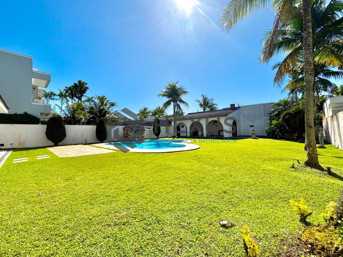 Foto 4 de Casa reformada com piscina e área gourmet no Jardim Acapulco, Guarujá