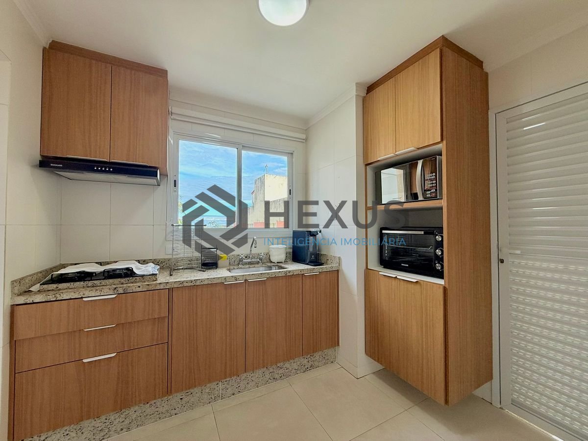 Foto 18 de Apartamento reformado com varanda e lazer a 250m da praia na região da Brunela na Enseada, Guarujá
