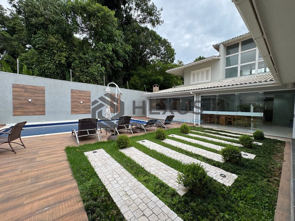 Foto 3 de Casa reformada com piscina e área gourmet no Jardim Pernambuco I, Guarujá