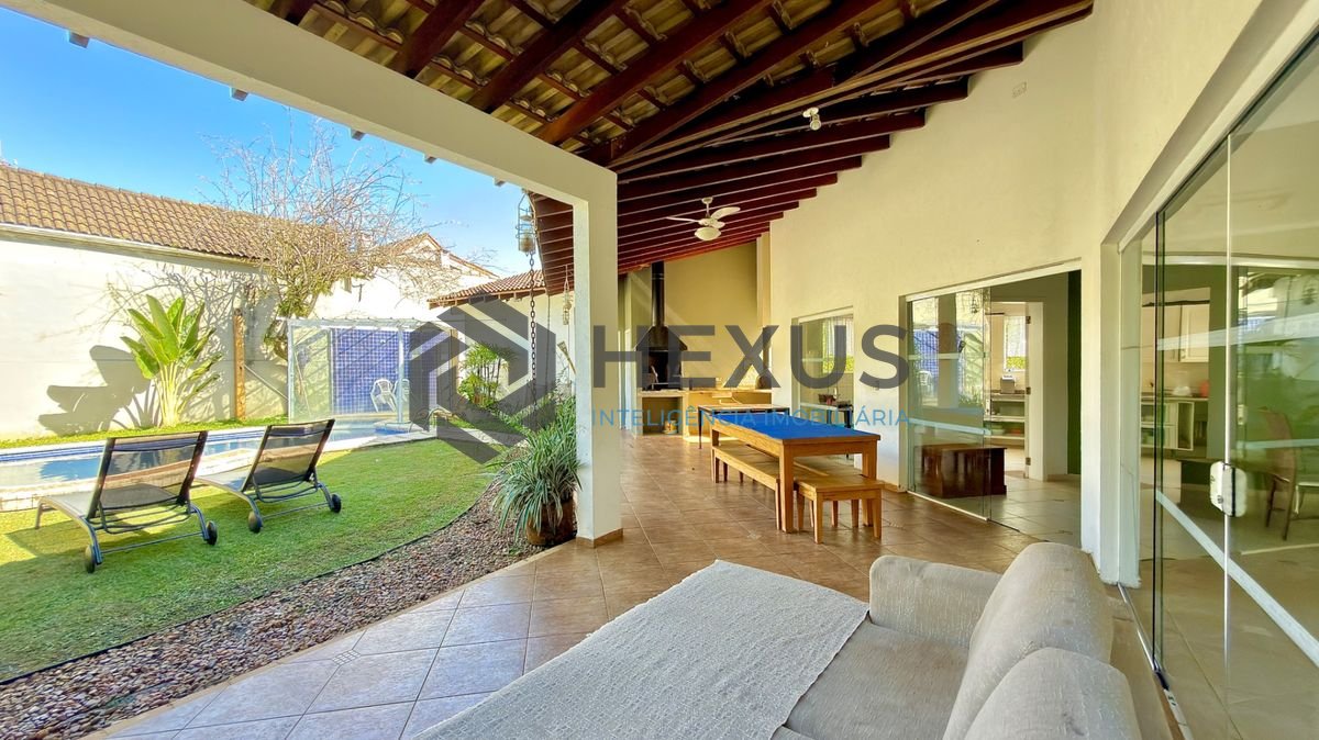 Foto 2 de Casa reformada com piscina e área gourmet no Jardim Acapulco, Guarujá