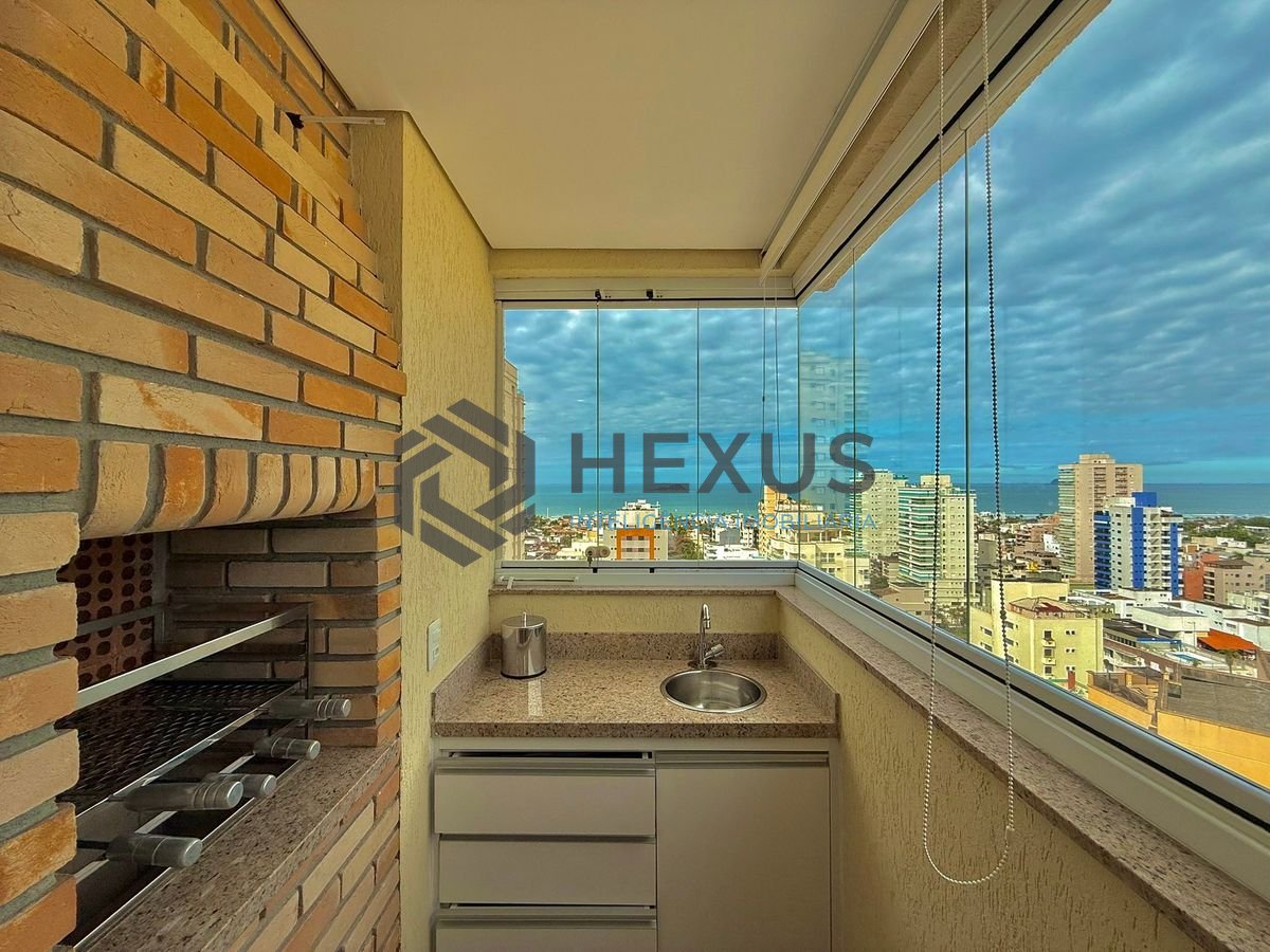 Foto 3 de Apartamento reformado com varanda vista mar e lazer a 400m da praia na região da Brunela na Enseada, Guarujá