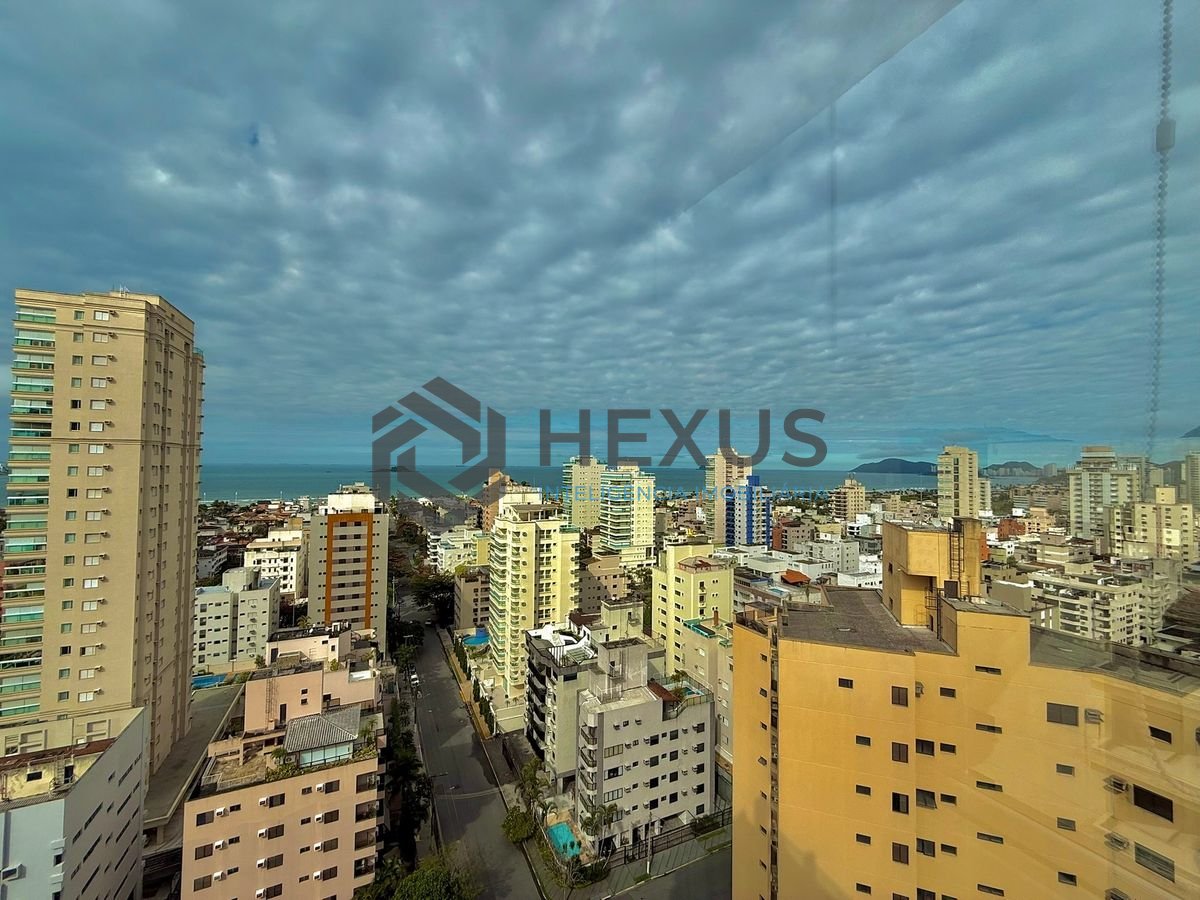 Foto 2 de Apartamento reformado com varanda vista mar e lazer a 400m da praia na região da Brunela na Enseada, Guarujá