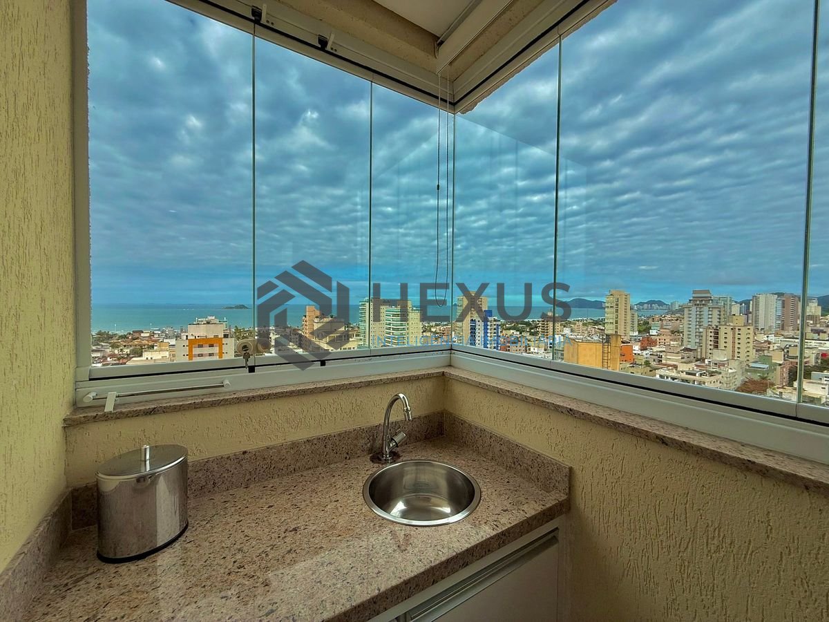 Foto 9 de Apartamento reformado com varanda vista mar e lazer a 400m da praia na região da Brunela na Enseada, Guarujá
