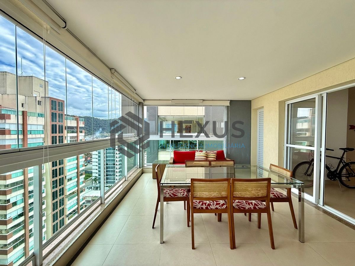 Foto 5 de Apartamento reformado com varanda vista mar e lazer a 400m da praia na região da Brunela na Enseada, Guarujá