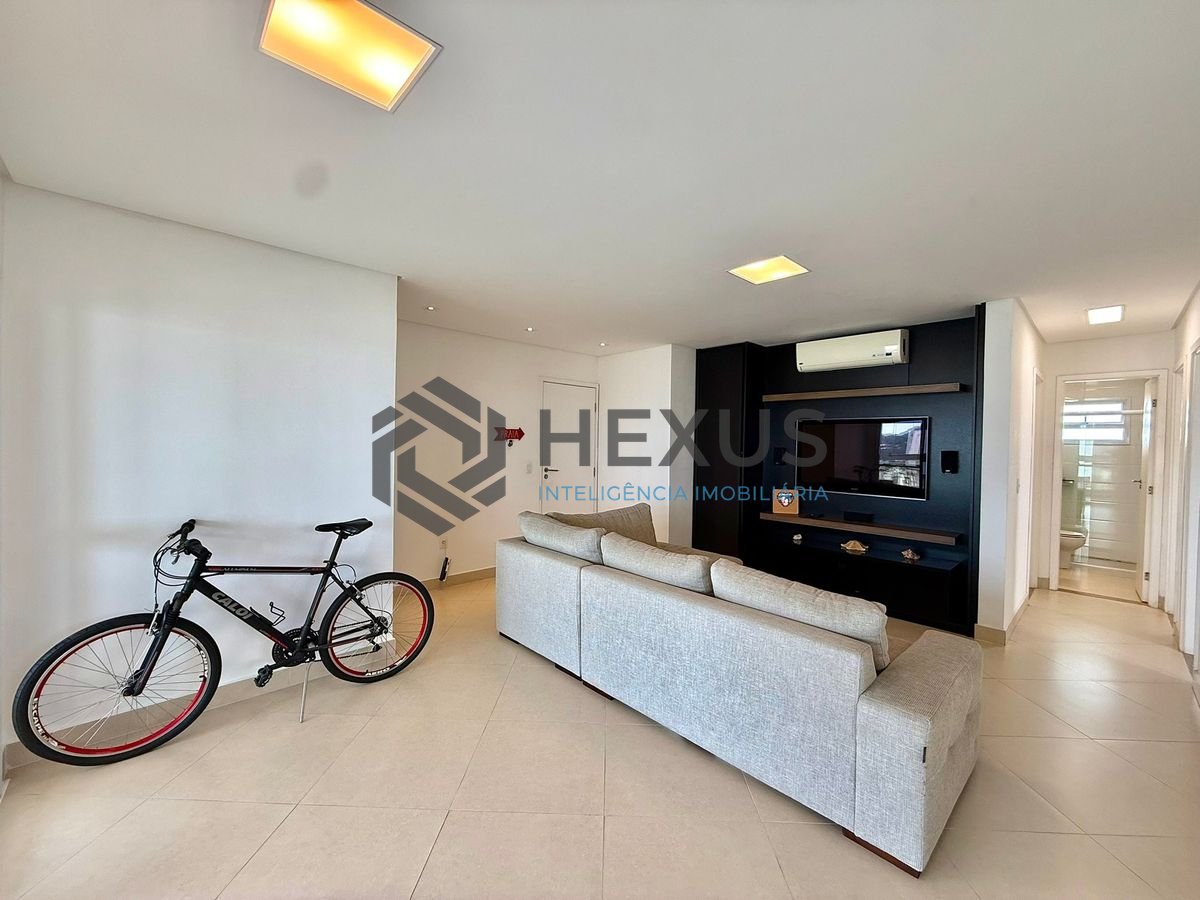 Foto 16 de Apartamento reformado com varanda vista mar e lazer a 400m da praia na região da Brunela na Enseada, Guarujá