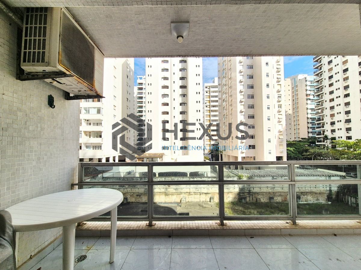 Foto 7 de Apartamento com varanda e lazer a 1 quadra da praia nas Pitangueiras, Guarujá
