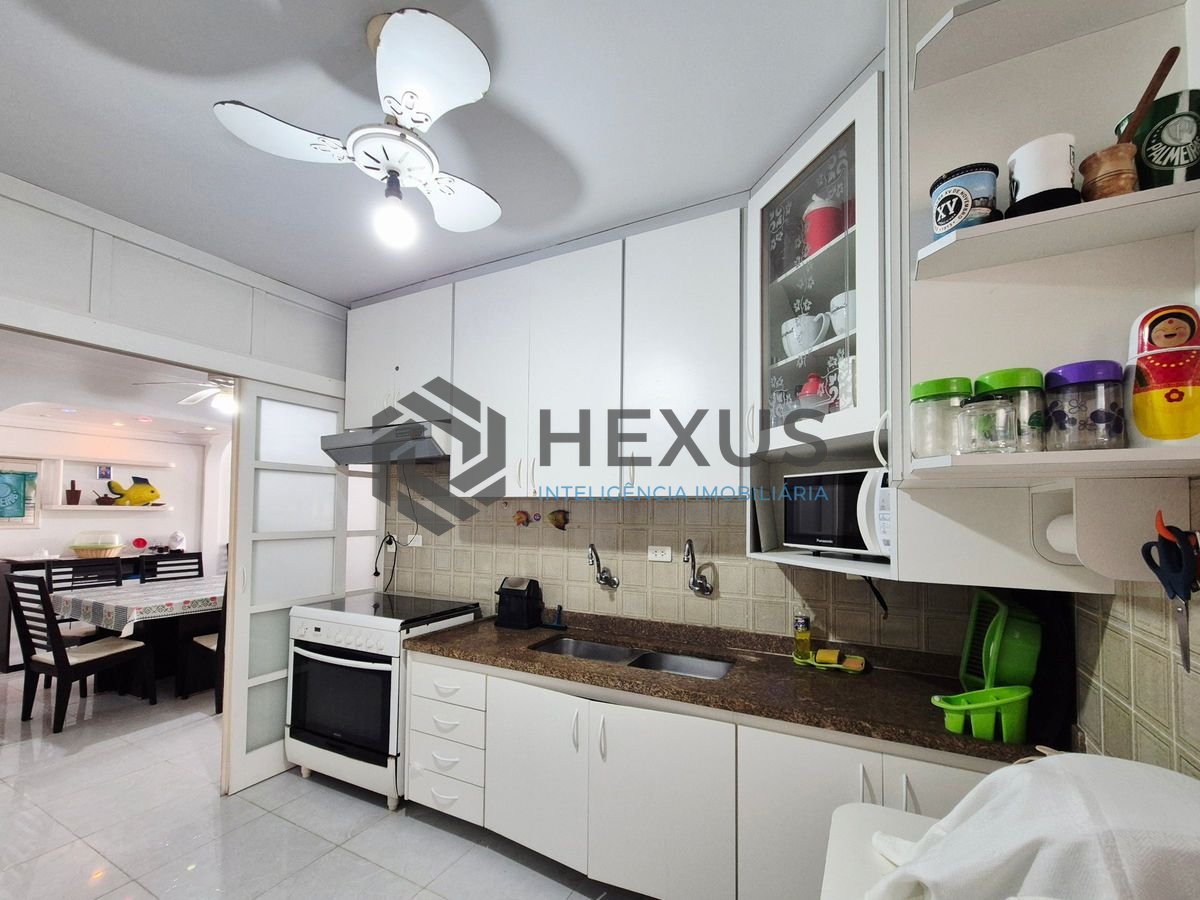 Foto 10 de Apartamento com varanda e lazer a 1 quadra da praia nas Pitangueiras, Guarujá
