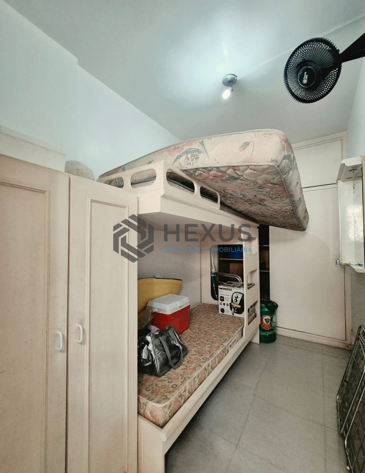 Foto 14 de Apartamento com varanda e lazer a 1 quadra da praia nas Pitangueiras, Guarujá