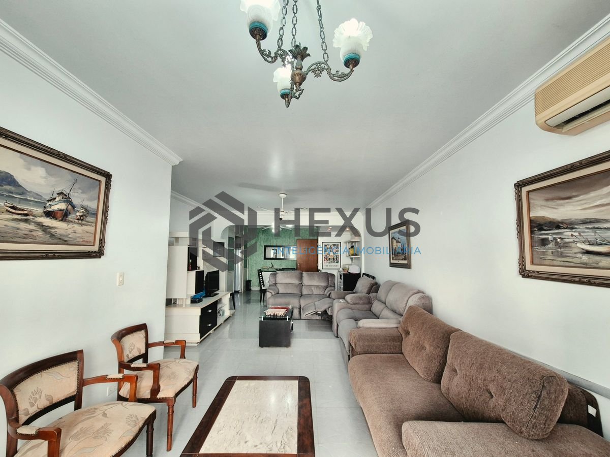 Foto 2 de Apartamento com varanda e lazer a 1 quadra da praia nas Pitangueiras, Guarujá