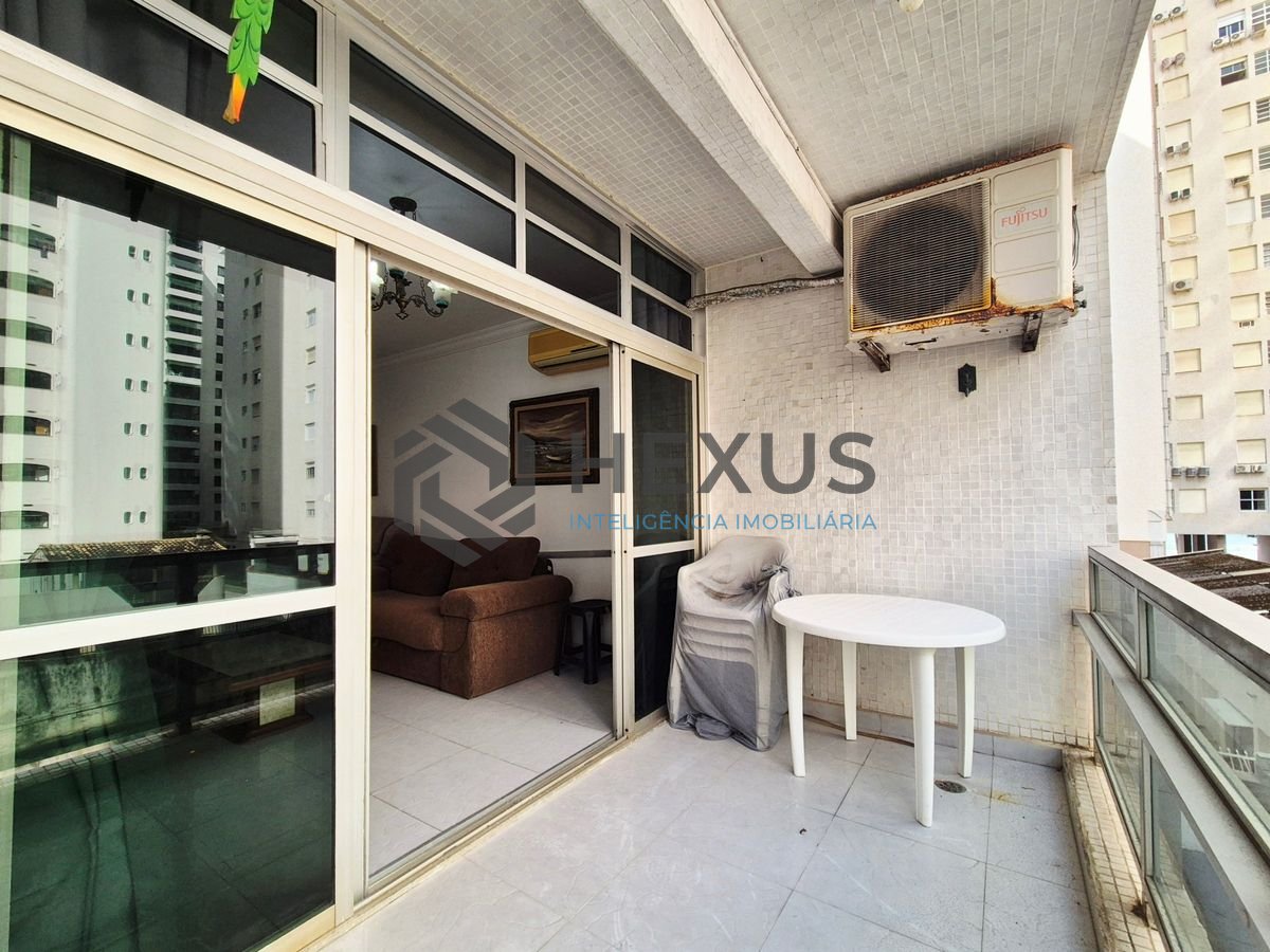 Foto 4 de Apartamento com varanda e lazer a 1 quadra da praia nas Pitangueiras, Guarujá