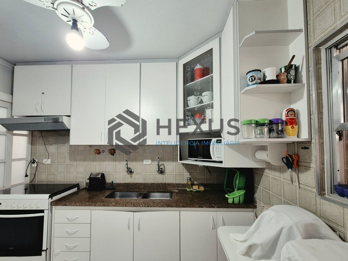 Foto 11 de Apartamento com varanda e lazer a 1 quadra da praia nas Pitangueiras, Guarujá