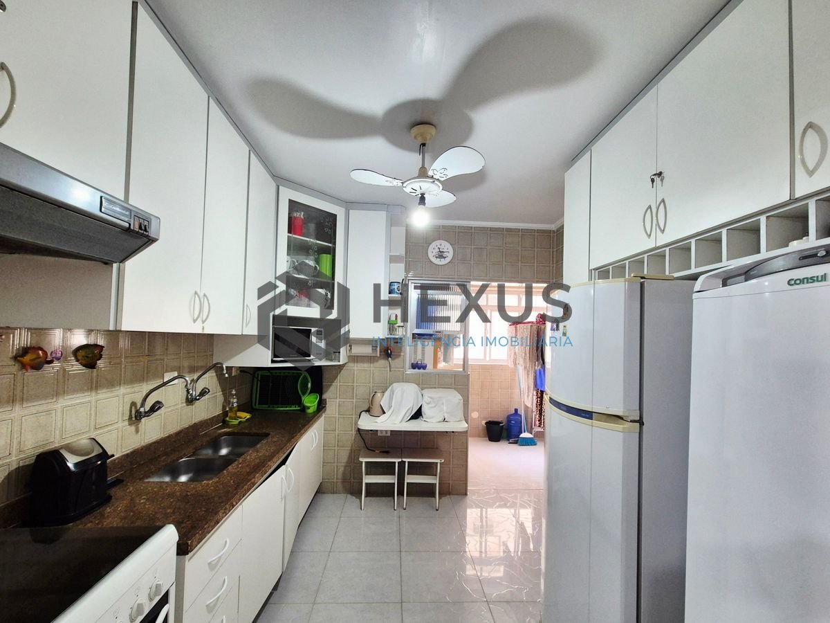 Foto 12 de Apartamento com varanda e lazer a 1 quadra da praia nas Pitangueiras, Guarujá