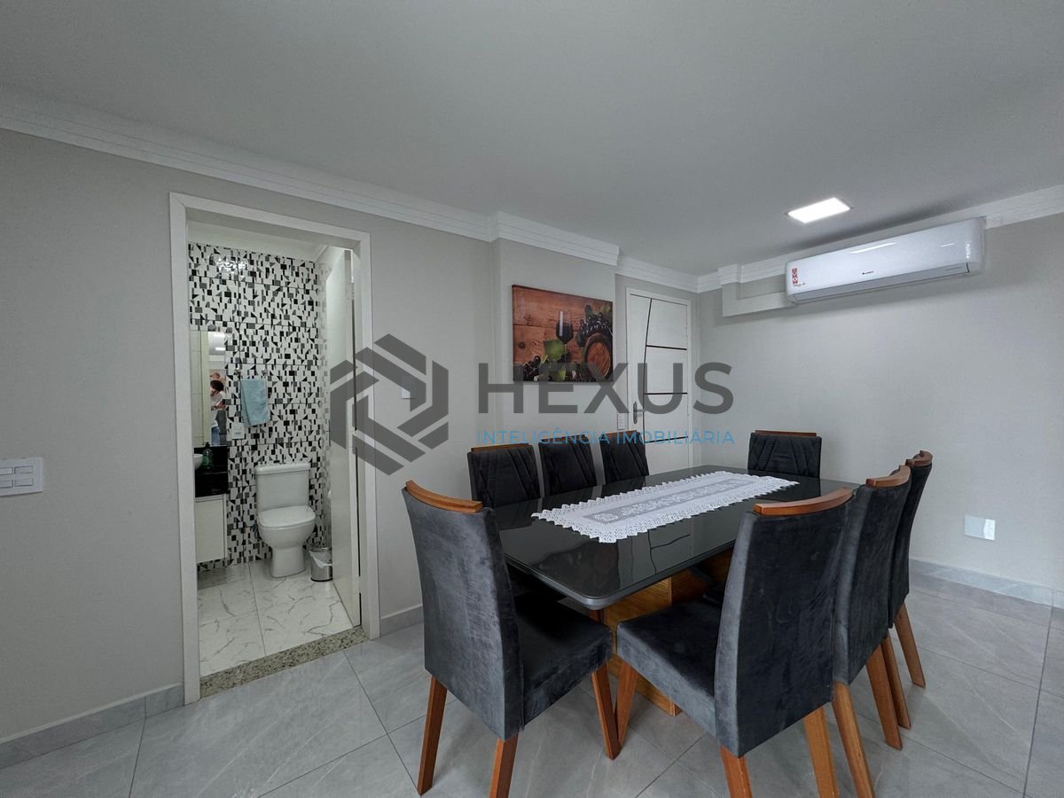Foto 3 de Cobertura reformado com varanda a 150m da praia nas Pitangueiras, Guarujá