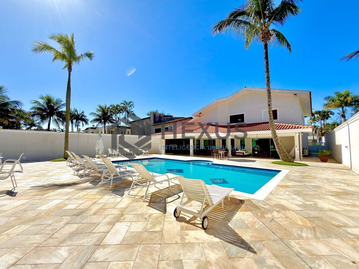 Foto 2 de Casa de alto padrão com varanda piscina e área gourmet no Jardim Acapulco, Guarujá