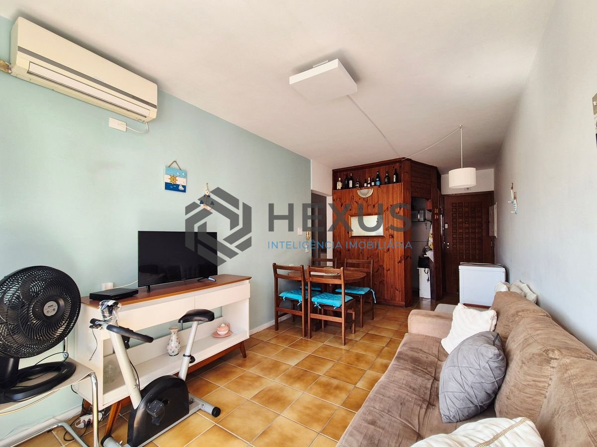 Foto 6 de Apartamento com varanda e lazer a 2 quadras da praia nas Pitangueiras, Guarujá