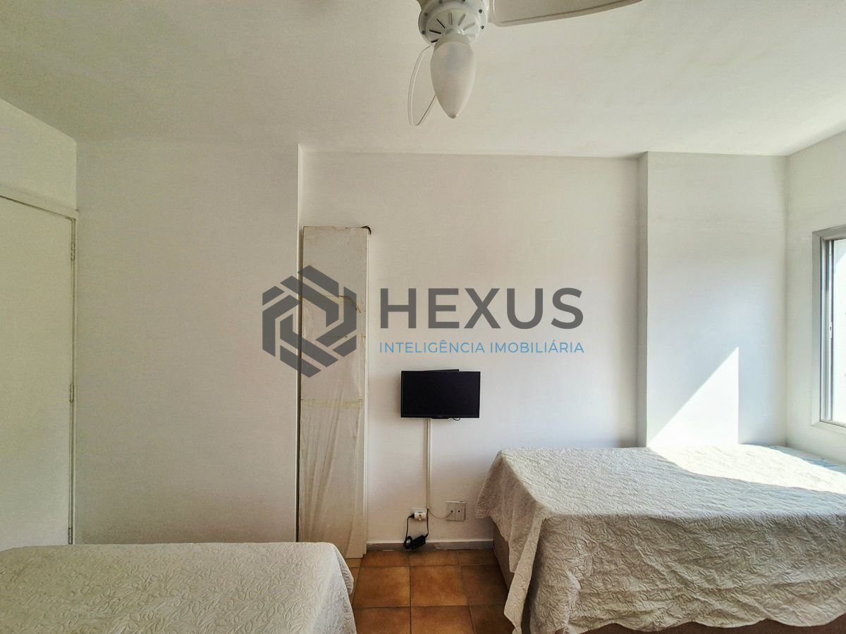 Foto 10 de Apartamento com varanda e lazer a 2 quadras da praia nas Pitangueiras, Guarujá