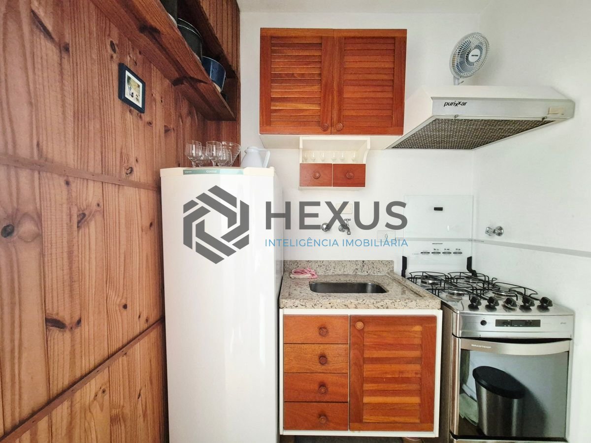 Foto 15 de Apartamento com varanda e lazer a 2 quadras da praia nas Pitangueiras, Guarujá