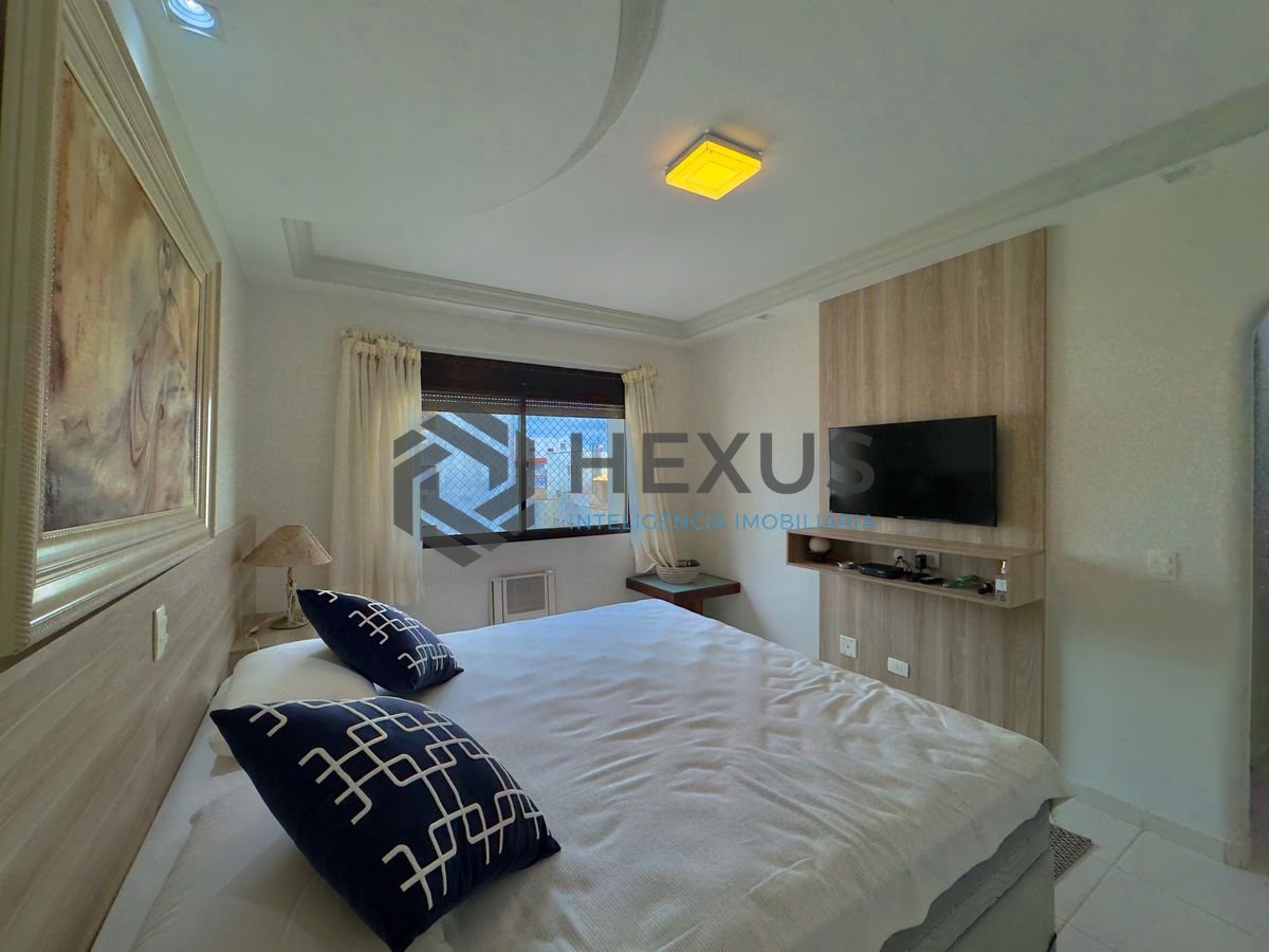Foto 13 de Apartamento reformado com varanda a 200m da praia na região da Barra Funda nas Pitangueiras, Guarujá