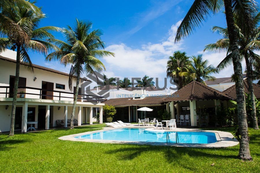 Foto 2 de Casa reformada com piscina e área gourmet no Jardim Acapulco, Guarujá
