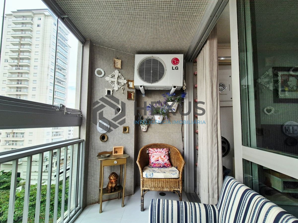 Foto 5 de Apartamento reformado com varanda gourmet nas Pitangueiras, Guarujá
