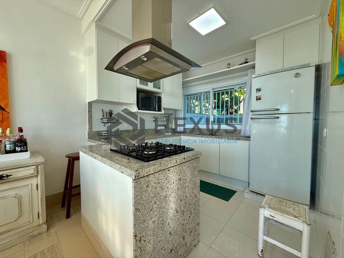 Foto 21 de Casa reformada com varanda vista mar e lazer a 100m da praia no Morro Sorocotuba na Enseada, Guarujá