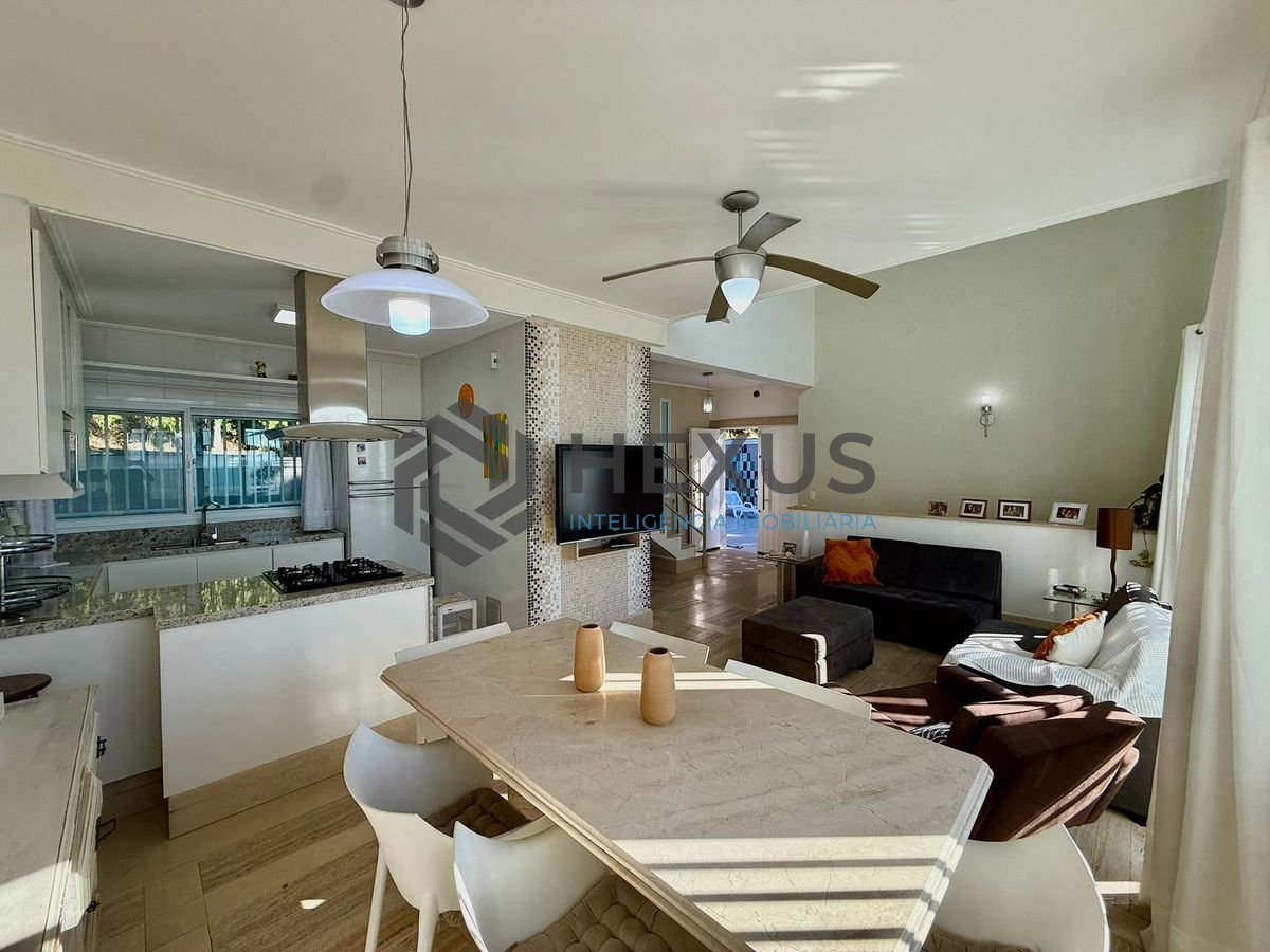 Foto 15 de Casa reformada com varanda vista mar e lazer a 100m da praia no Morro Sorocotuba na Enseada, Guarujá