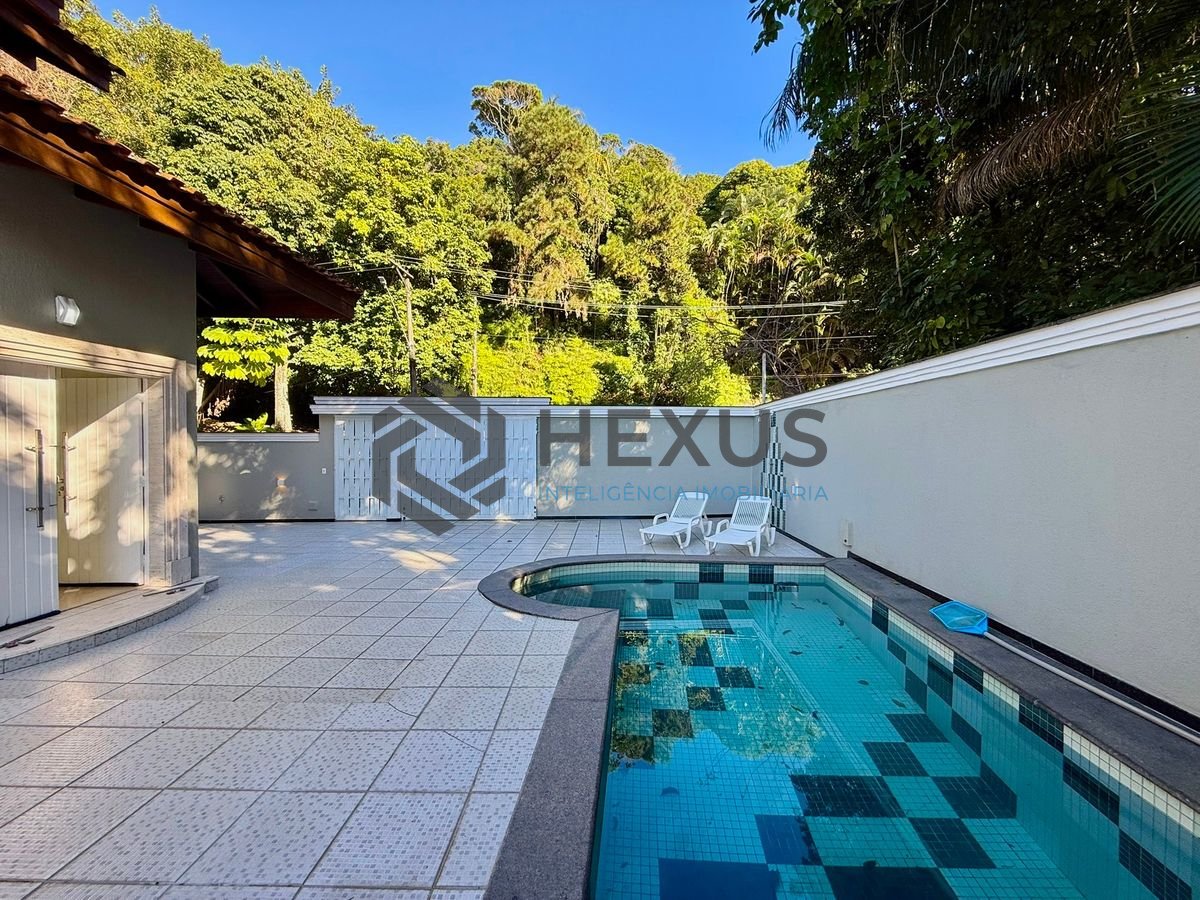 Foto 6 de Casa reformada com varanda vista mar e lazer a 100m da praia no Morro Sorocotuba na Enseada, Guarujá