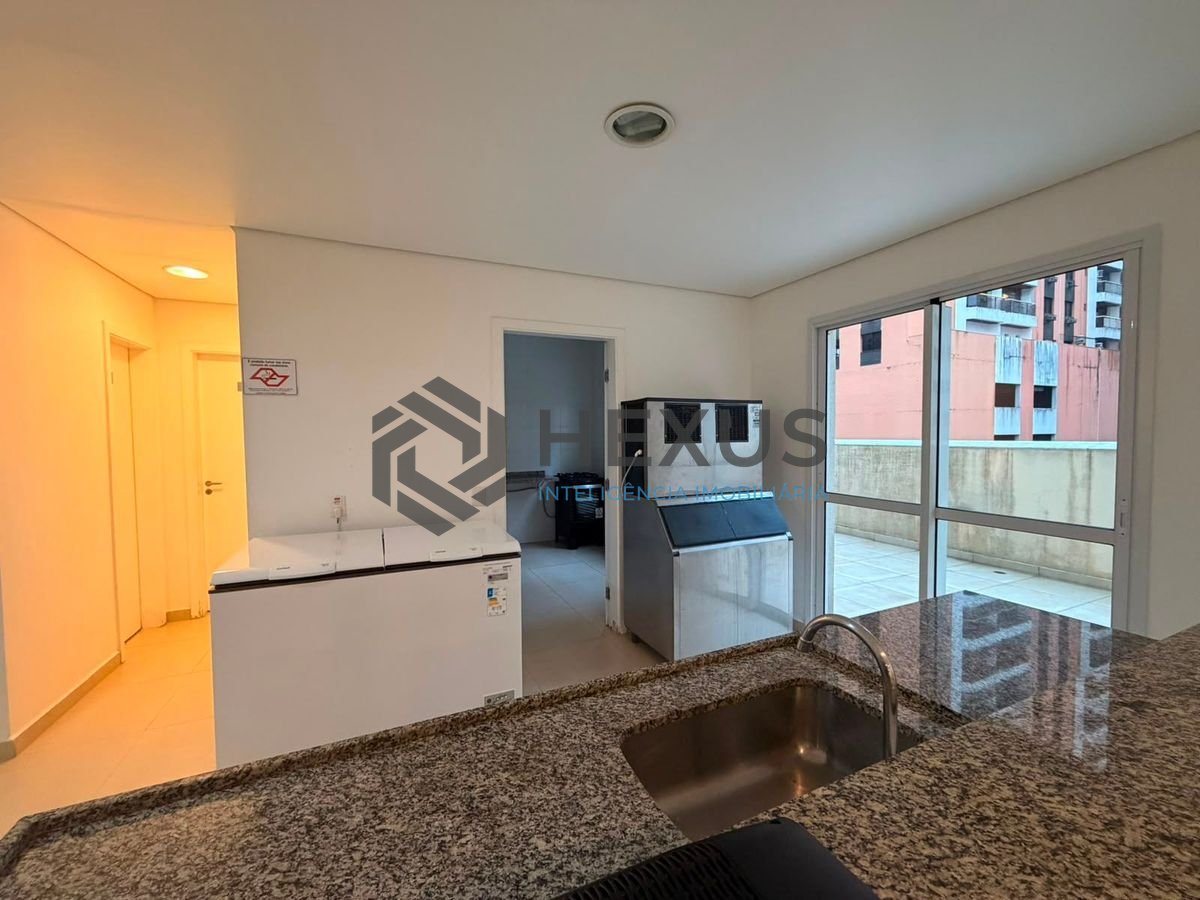 Foto 22 de Apartamento reformado com varanda gourmet vista mar e lazer a 100m da praia nas Pitangueiras, Guarujá