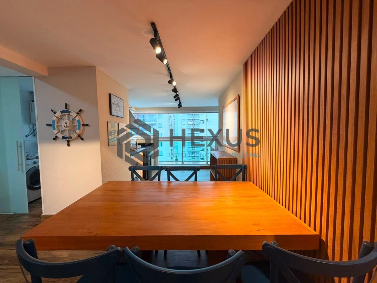 Foto 6 de Apartamento reformado com varanda gourmet vista mar e lazer a 100m da praia nas Pitangueiras, Guarujá