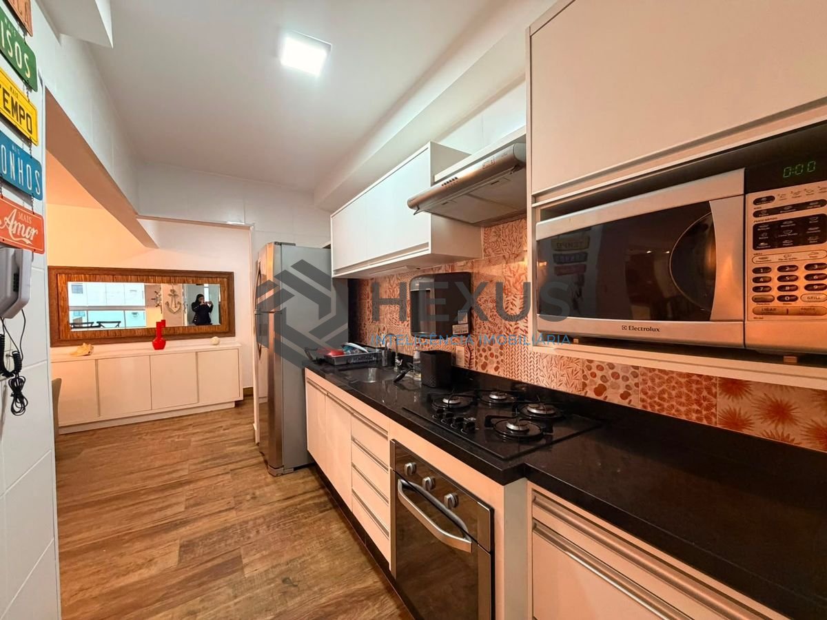 Foto 9 de Apartamento reformado com varanda gourmet vista mar e lazer a 100m da praia nas Pitangueiras, Guarujá