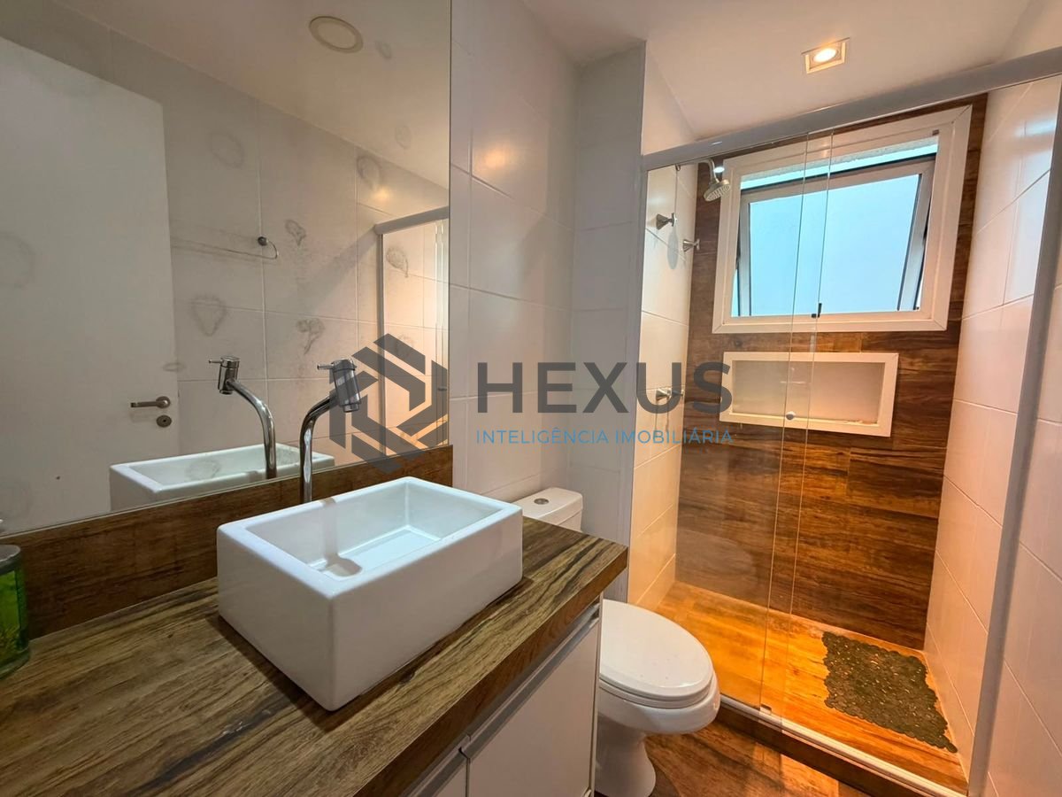 Foto 12 de Apartamento reformado com varanda gourmet vista mar e lazer a 100m da praia nas Pitangueiras, Guarujá