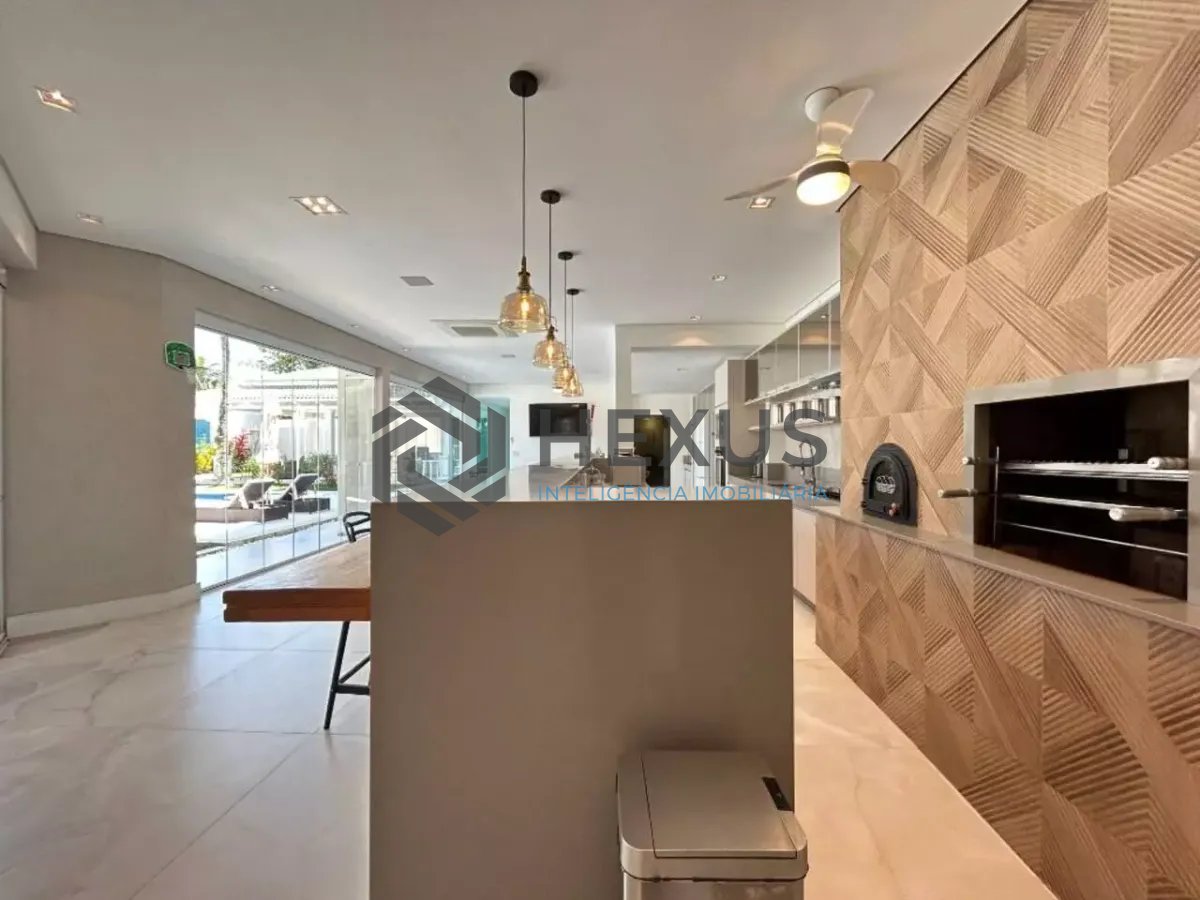 Foto 3 de Casa reformada com piscina e área gourmet no Jardim Acapulco, Guarujá