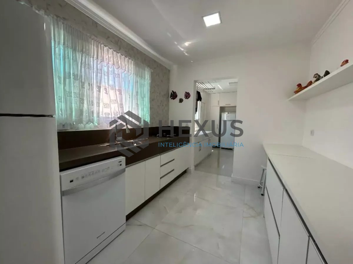 Foto 7 de Casa reformada com piscina e área gourmet no Jardim Acapulco, Guarujá