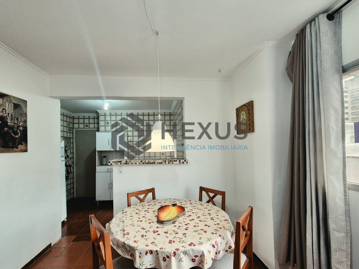 Foto 4 de Apartamento com varanda a 1 quadra da praia nas Pitangueiras, Guarujá