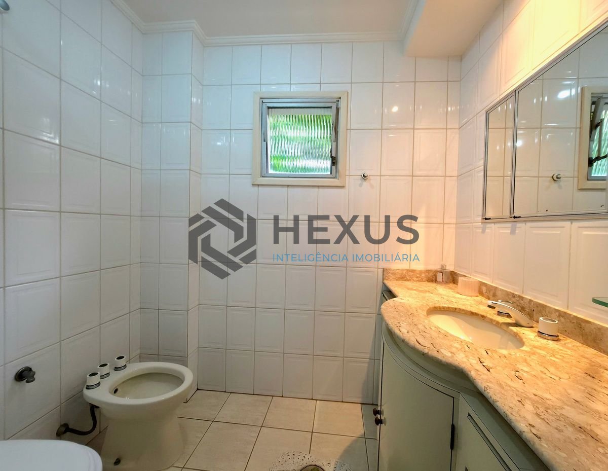 Foto 15 de Apartamento com varanda a 1 quadra da praia nas Pitangueiras, Guarujá