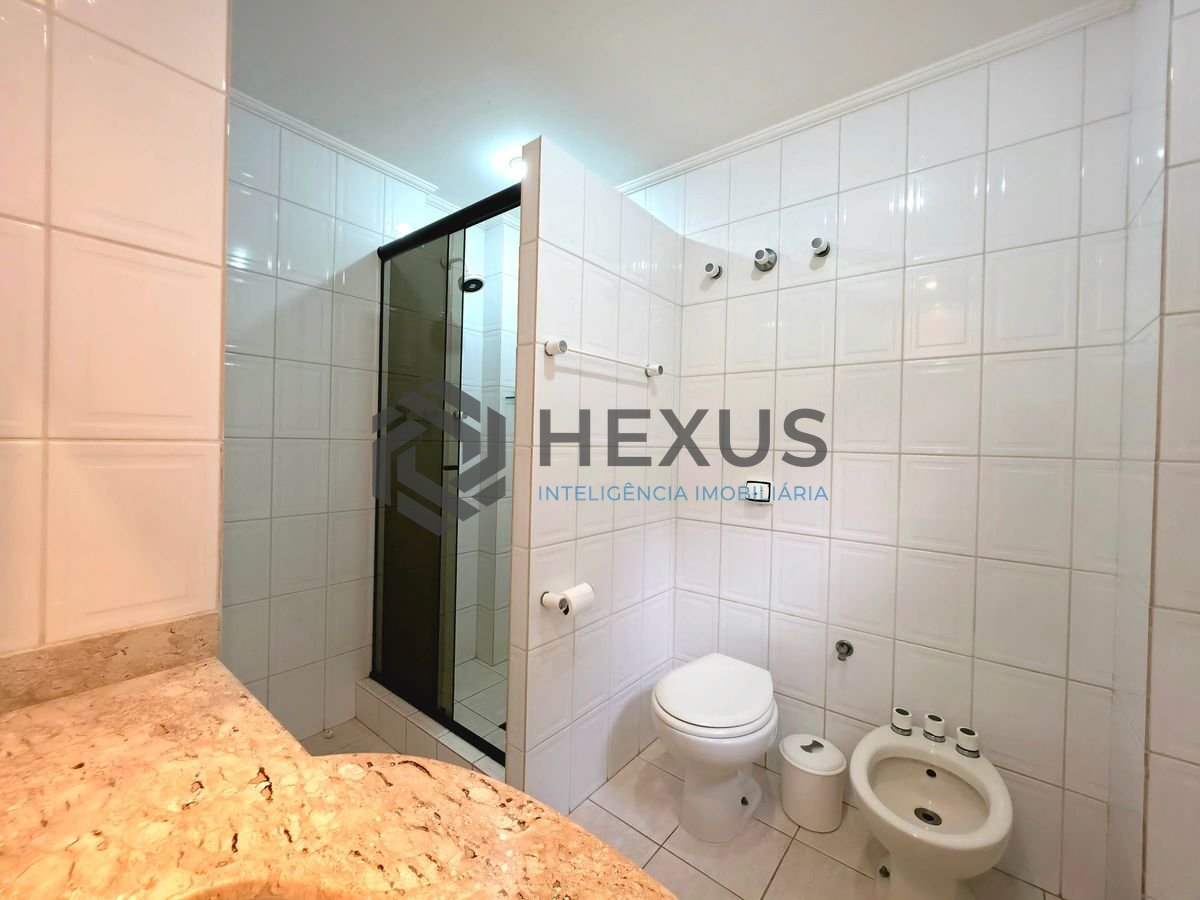 Foto 16 de Apartamento com varanda a 1 quadra da praia nas Pitangueiras, Guarujá