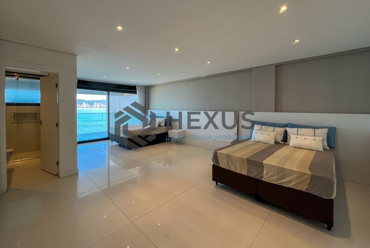 Foto 54 de Casa frente mar com piscina e garagem náutica na Peninsula, Guarujá, SP