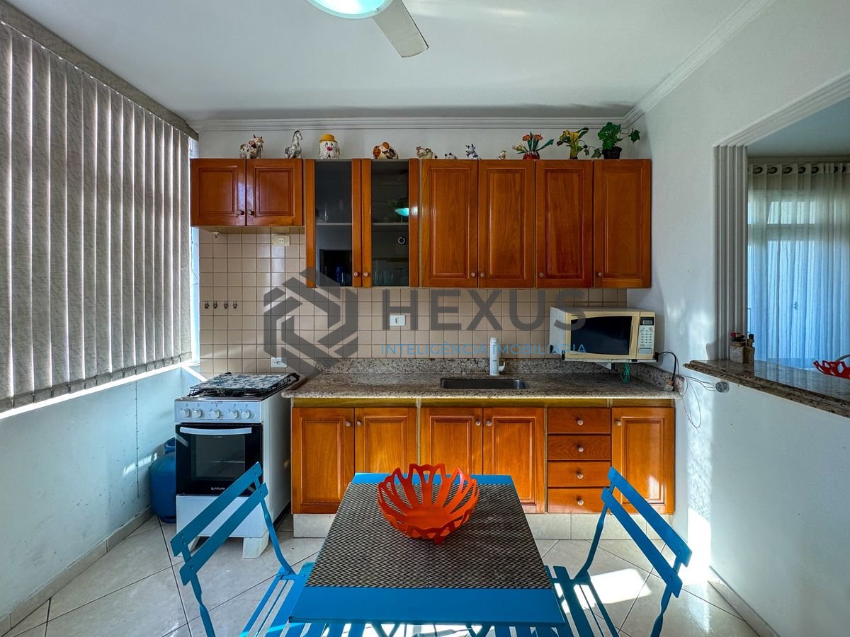Foto 19 de Apartamento com varanda vista mar e lazer a 80m da praia nas Pitangueiras, Guarujá