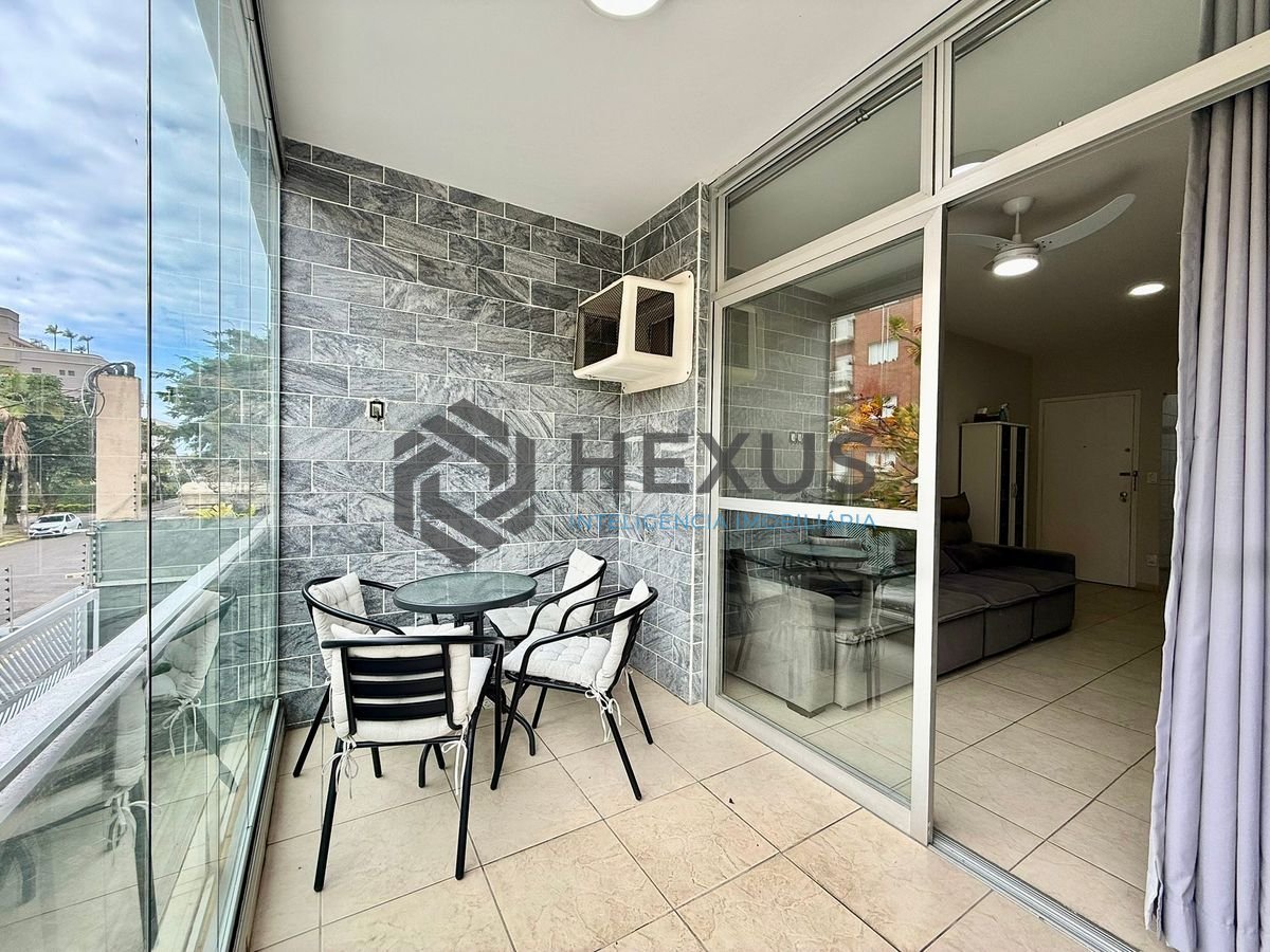 Foto 4 de Apartamento reformado com varanda a 300m da praia na região do Central Park na Enseada, Guarujá