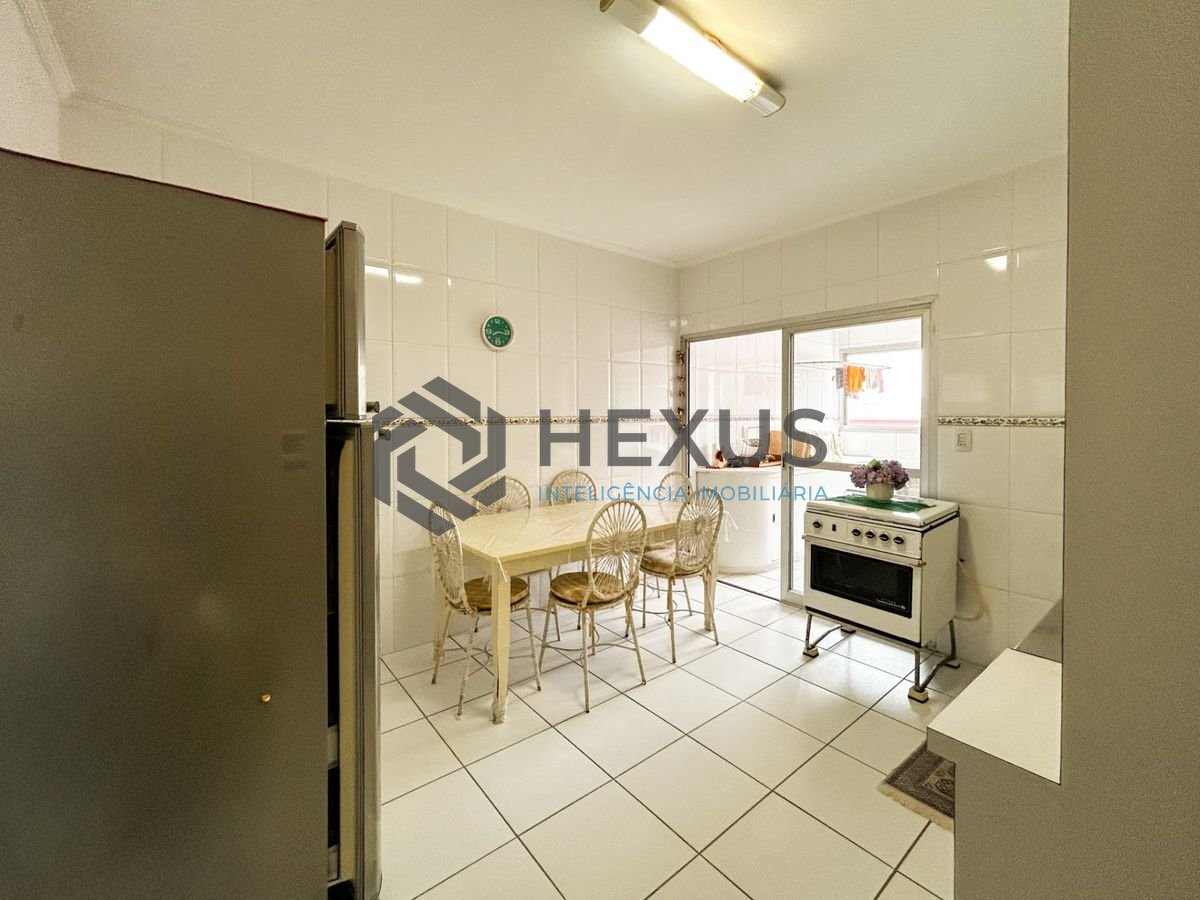 Foto 17 de Apartamento com varanda e lazer a 400m da praia na Enseada, Guarujá