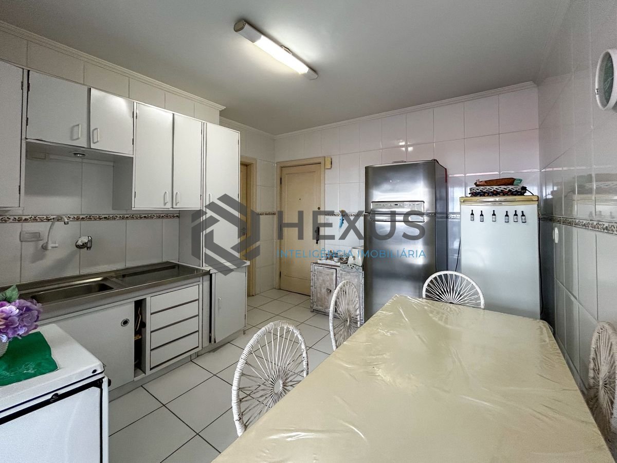 Foto 18 de Apartamento com varanda e lazer a 400m da praia na Enseada, Guarujá