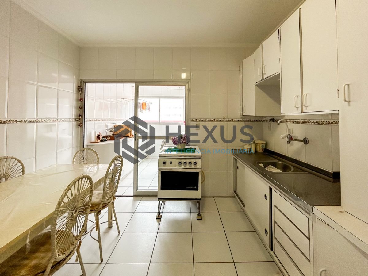 Foto 16 de Apartamento com varanda e lazer a 400m da praia na Enseada, Guarujá