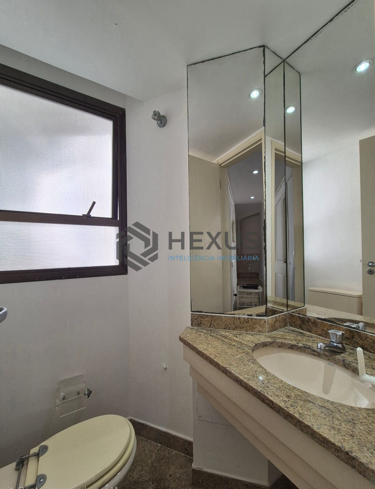 Foto 12 de Apartamento Duplex com varanda vista mar a 50m da praia nas Pitangueiras, Guarujá