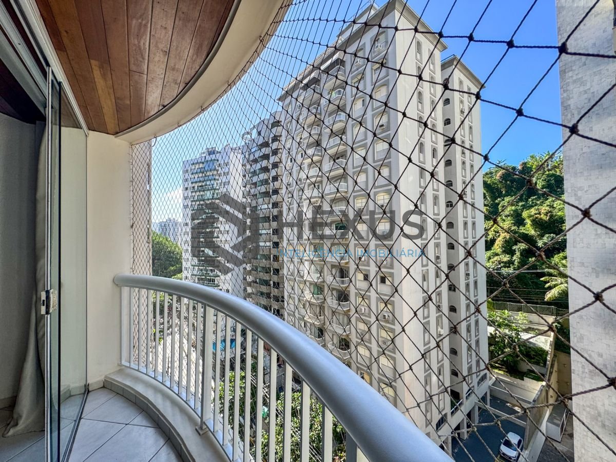 Foto 10 de Apartamento reformado com varanda e lazer a 100m da praia nas Pitangueiras, Guarujá