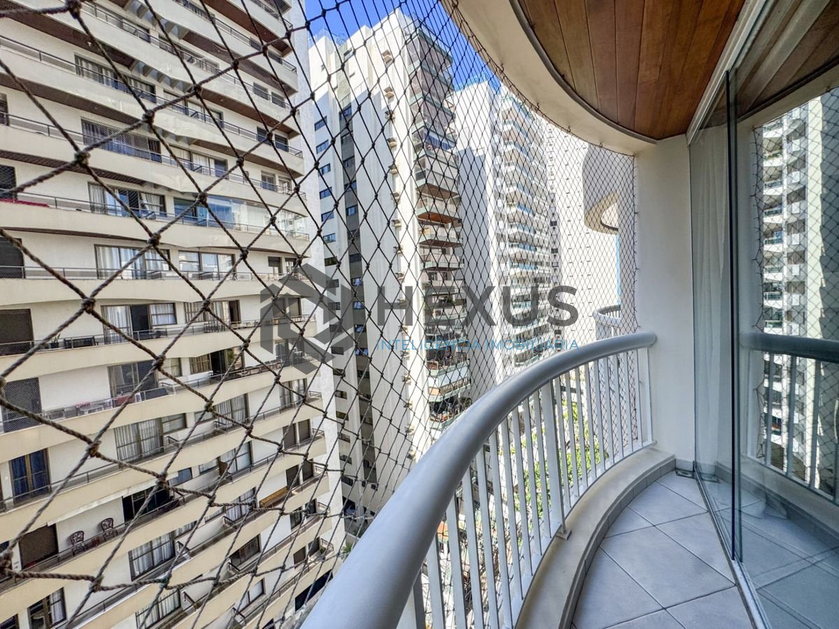 Foto 13 de Apartamento reformado com varanda e lazer a 100m da praia nas Pitangueiras, Guarujá