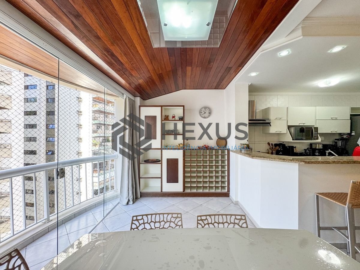 Foto 8 de Apartamento reformado com varanda e lazer a 100m da praia nas Pitangueiras, Guarujá