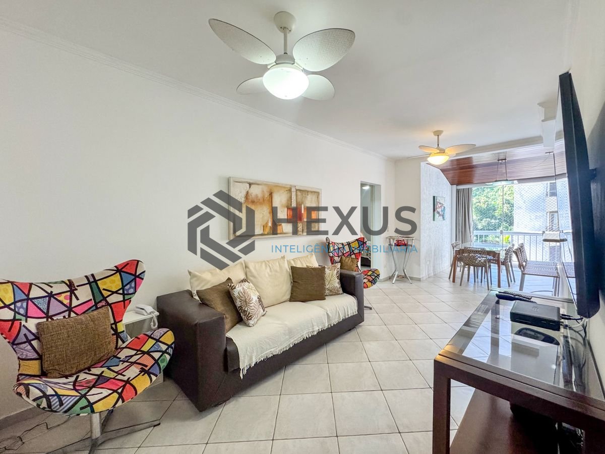 Foto 2 de Apartamento reformado com varanda e lazer a 100m da praia nas Pitangueiras, Guarujá