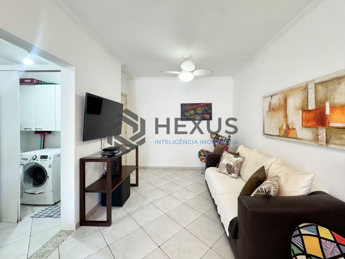 Foto 4 de Apartamento reformado com varanda e lazer a 100m da praia nas Pitangueiras, Guarujá