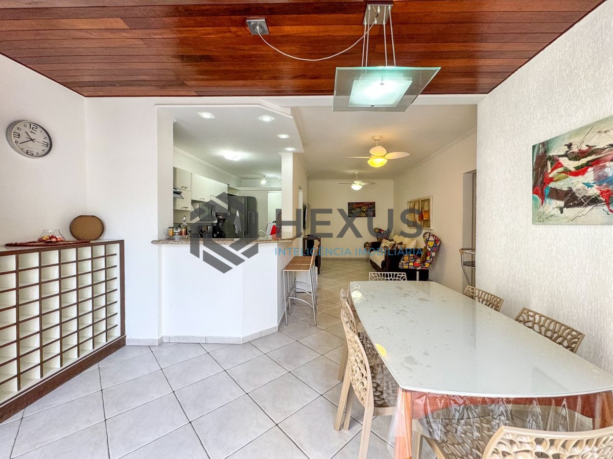 Foto 9 de Apartamento reformado com varanda e lazer a 100m da praia nas Pitangueiras, Guarujá