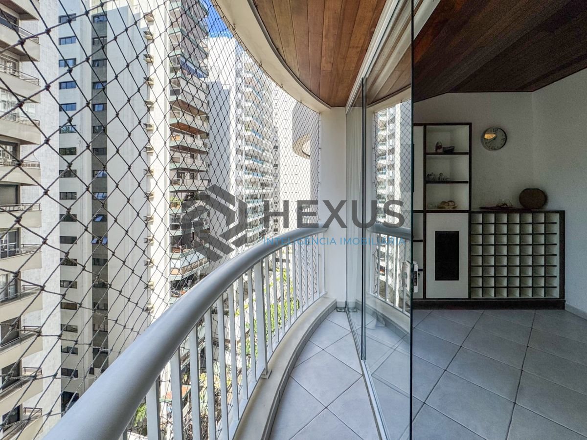 Foto 12 de Apartamento reformado com varanda e lazer a 100m da praia nas Pitangueiras, Guarujá